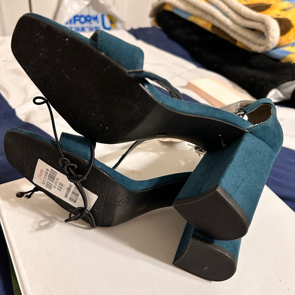 Windsor Forest Green high heels !